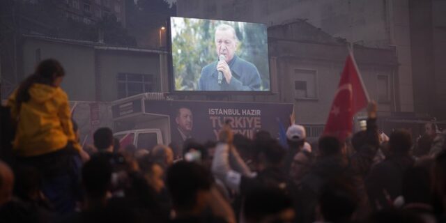 Η πρώτη ομιλία Ερντογάν μετά την εκλογική νίκη: “Θα είμαστε μαζί μέχρι τον θάνατο – Bye bye Κεμάλ”