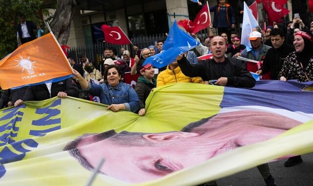 Εκλογές στην Τουρκία: Νίκη Ερντογάν με 54% – Στους δρόμους οι οπαδοί του