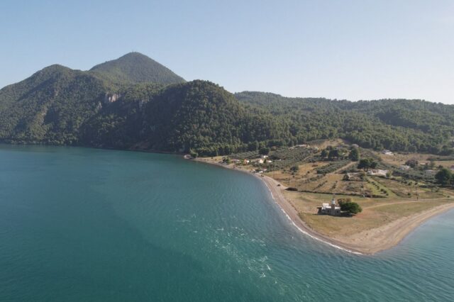 Drone βίντεο: Ο αγέρωχος φάρος στο βορειοδυτικό άκρο της Εύβοιας με τη γαλάζια παραλία του