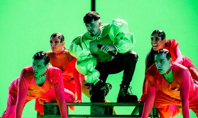 Eurovision 2023: Πάρτι στο στάδιο με τη φωσφοριζέ Φινλανδία – “Γιατί οι άνδρες ντρέπονται να χορέψουν;”