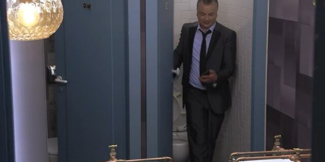 First Dates: Έτρεξε στην τουαλέτα και πήρε τηλέφωνο τον φίλο του – “Τι να κάνω, να φύγω;”