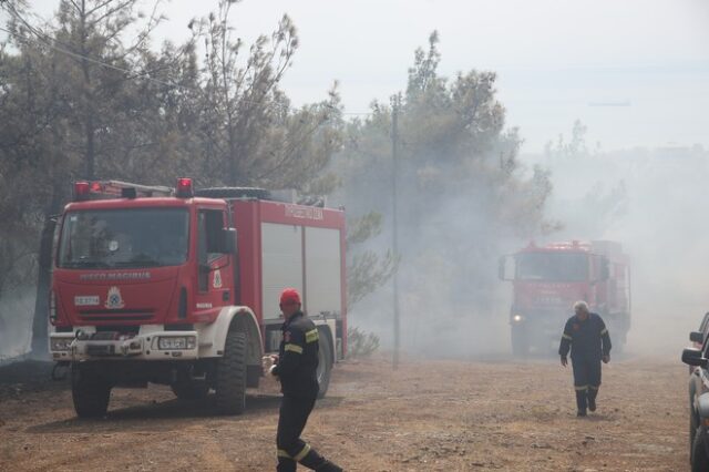 Υπό μερικό έλεγχο η φωτιά στα Καλύβια Θορικού