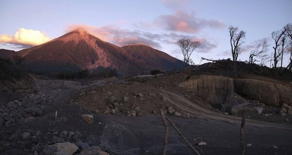 Γουατεμάλα: Εκρήξεις στο ηφαίστειο Φουέγο – Λάβες κατεβαίνουν στις πλαγιές, πάνω από 1.000 κάτοικοι απομακρύνονται