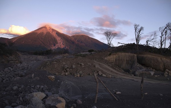 Γουατεμάλα: Εκρήξεις στο ηφαίστειο Φουέγο – Λάβες κατεβαίνουν στις πλαγιές, πάνω από 1.000 κάτοικοι απομακρύνονται