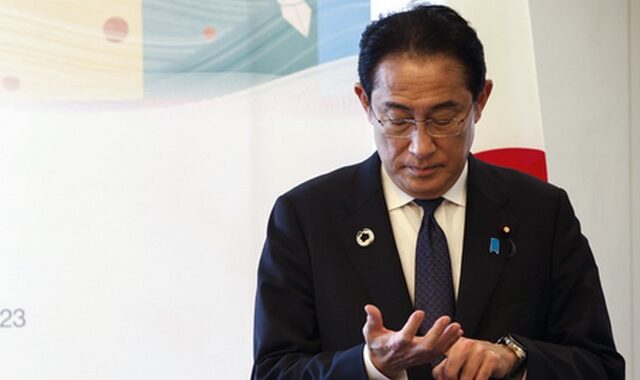 Ο πρωθυπουργός της Ιαπωνίας “θυσίασε” τον γιο του για να σώσει την καριέρα του