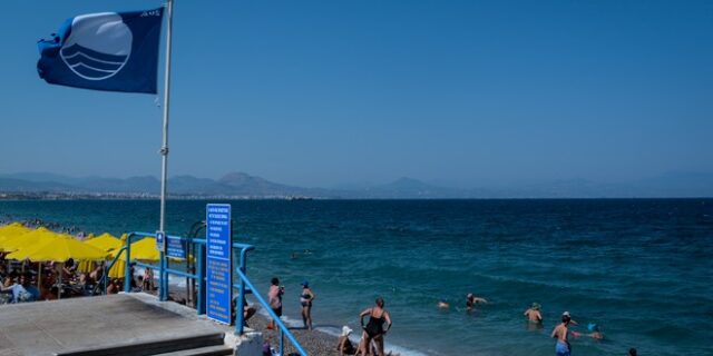 Γαλάζιες σημαίες: Δεύτερη παγκοσμίως η Ελλάδα με 617 βραβευμένες ακτές – Όλος ο κατάλογος