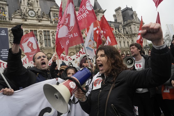 Γαλλία: Εκατοντάδες χιλιάδες πολίτες διαδηλώνουν για το συνταξιοδοτικό με αφορμή την Πρωτομαγιά