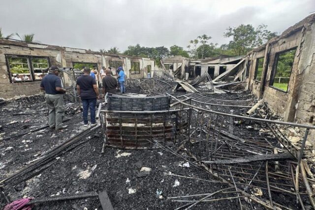 Γουιάνα: 19 οι νεκρές μαθήτριες από τη φωτιά σε κοιτώνα σχολείου – Εμπρησμό “βλέπουν” οι Αρχές