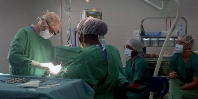 “Ήμουν ο μοναδικός παιδοχειρουργός σε όλη τη χώρα. Σε πέντε εβδομάδες έκανα 90 χειρουργεία”