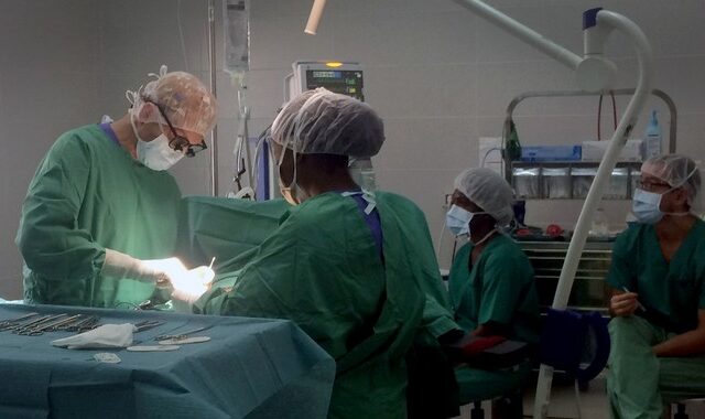 “Ήμουν ο μοναδικός παιδοχειρουργός σε όλη τη χώρα. Σε πέντε εβδομάδες έκανα 90 χειρουργεία”