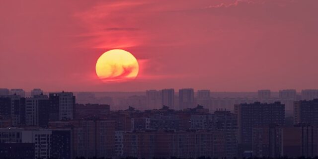 Γιατί είναι κόκκινος ο Ήλιος στην Αμερική τις τελευταίες μέρες;