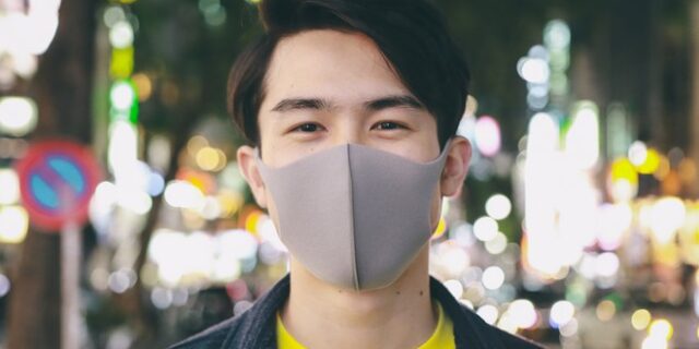 Οι Ιάπωνες κάνουν μαθήματα για να χαμογελούν χωρίς να δείχνουν περίεργοι, μετά τη μάσκα