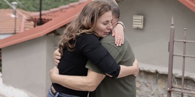 Η Μπέττυ Μπαζιάνα στο πλευρό συγγενών των θυμάτων της τραγωδίας στα Τέμπη