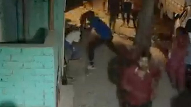 Ινδία: Μαχαίρωσε και συνέθλιψε το κεφάλι 16χρονης στη μέση του δρόμου – Σοκάρει η απάθεια των περαστικών