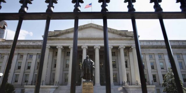 Η Fed άφησε αμετάβλητα τα επιτόκια – Αναθεωρεί προς τα επάνω την πρόβλεψή της για την ανάπτυξη