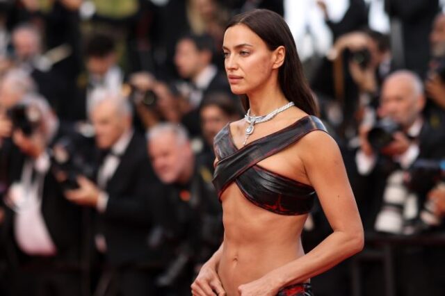 Irina Shayk: Άβαφη και με αποκαλυπτική εμφάνιση στο κόκκινο χαλί των Καννών