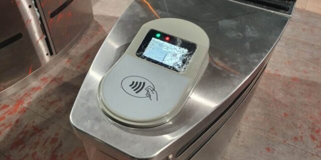 Θησείο: Επίθεση κουκουλοφόρων στο σταθμό του ΗΣΑΠ και σε εκλογικό περίπτερο στην Ακρόπολη