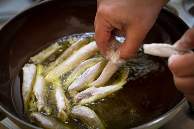 Κάρπαθος: Η απάντηση της ταβέρνας για το τηγάνισμα ζωντανών ψαριών που προκάλεσε αντιδράσεις