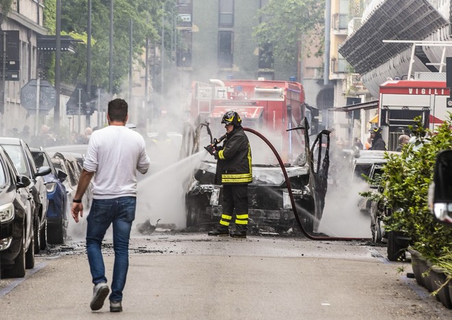 Ιταλία: Έκρηξη στο κέντρο του Μιλάνου – Στις φλόγες δεκάδες οχήματα