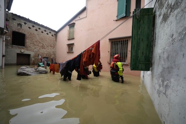 Βιβλική καταστροφή στην Ιταλία: Πόλεις βυθισμένες στο νερό και τη λάσπη – 9 νεκροί, δεκάδες χιλιάδες εκτοπισμένοι