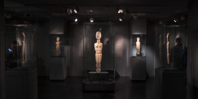 Η νέα έκθεση του Μουσείου Κυκλαδικής Τέχνης αφορά τη μέρα που άλλαξε τον κόσμο