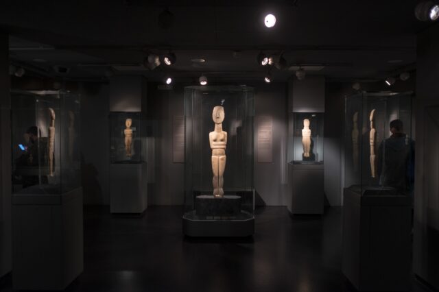 Η νέα έκθεση του Μουσείου Κυκλαδικής Τέχνης αφορά τη μέρα που άλλαξε τον κόσμο