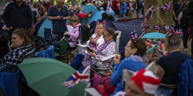 Στέψη Καρόλου: Κατασκηνωτές στο Μπάκιγχαμ αναμένουν την τελετή