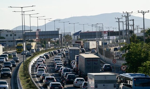 Κίνηση στους δρόμους: Κομφούζιο στην Ποσειδώνος ύστερα από τροχαίο – “Στο κόκκινο” ο Κηφισός – LIVE Χάρτης