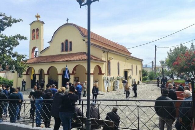Άρτα: Ανείπωτος θρήνος στην κηδεία του βρέφους