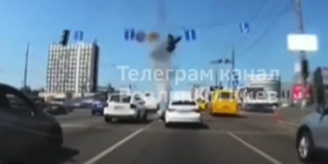 Βίντεο: Η στιγμή που συντρίμμια βλήματος πέφτουν σε αυτοκινητόδρομο στο Κίεβο