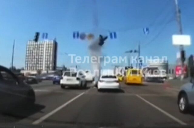Βίντεο: Η στιγμή που συντρίμμια βλήματος πέφτουν σε αυτοκινητόδρομο στο Κίεβο