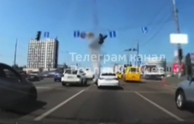 Βίντεο: Η στιγμή που συντρίμμια βλήματος πέφτουν σε αυτοκινητόδρομο στο Κίεβο