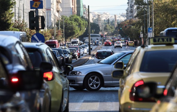 Κίνηση στους δρόμους: Μεγάλα προβλήματα σε κέντρο Αθήνας, Κηφισό και λεωφόρο Ποσειδώνος
