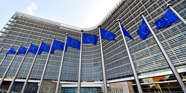 Προβλέψεις Κομισιόν για Ελλάδα: Ανάπτυξη 2,4%, πληθωρισμός 4,2%
