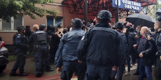Ανάφλεξη στο Κόσοβο: Σε θέσεις μάχης ο σερβικός στρατός – Καταδικάζουν ΗΠΑ και ΕΕ
