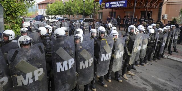 Κόσοβο: Νέες διαδηλώσεις Σέρβων – Ένταση έξω από τα δημοτικά κτίρια