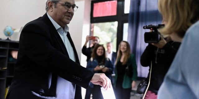 Ψήφισε στη Λαμία ο Δημήτρης Κουτσούμπας – “Ο λαός να δυναμώσει το ΚΚΕ”