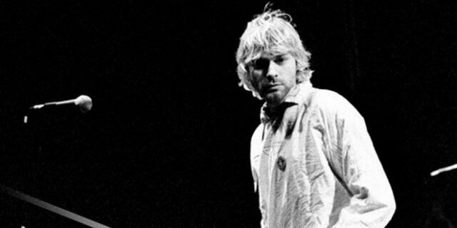 Kurt Cobain: Η σπασμένη κιθάρα του τραγουδιστή των Nirvana πουλήθηκε για πάνω από μισό εκατ. δολάρια