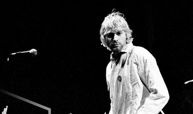 Kurt Cobain: Η σπασμένη κιθάρα του τραγουδιστή των Nirvana πουλήθηκε για πάνω από μισό εκατ. δολάρια