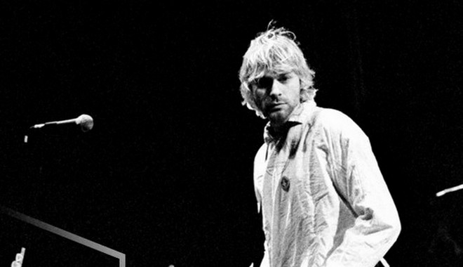 Kurt Cobain: Η σπασμένη κιθάρα του τραγουδιστή των Nirvana πουλήθηκε για πάνω από μισό εκατ. δολάρια