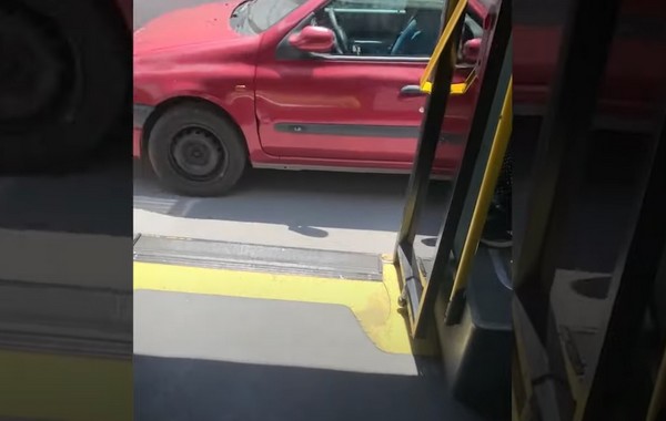 Χαϊδάρι: Λεωφορείο κινείται με ανοιχτή πόρτα λόγω βλάβης – Το βίντεο που τράβηξε επιβάτης