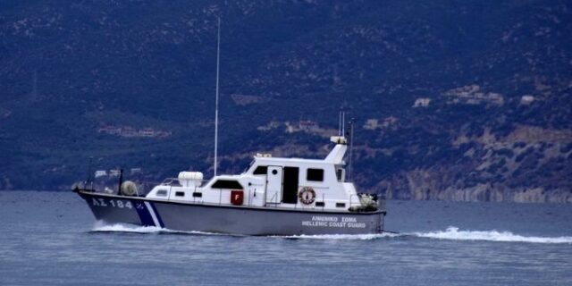 Λέσβος: Απεγκλωβισμός προσφύγων από βραχώδη ακτή