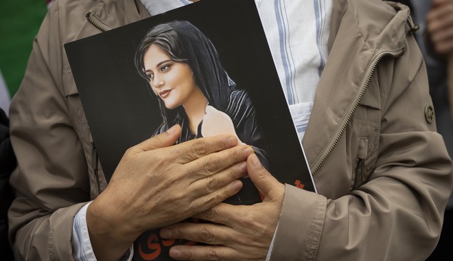 Μαχσά Αμινί: Βανδάλισαν τον τάφο της για δεύτερη φορά – Η συγκινητική ανάρτηση του αδερφού της