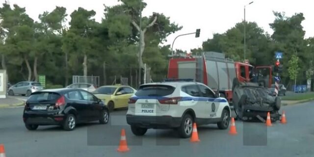 Τροχαίο στη Λ. Μαραθώνος – Αυτοκίνητο ξήλωσε πινακίδα και αναποδογύρισε
