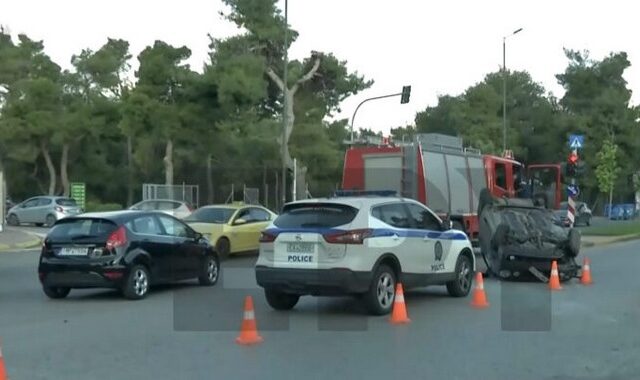Τροχαίο στη Λ. Μαραθώνος – Αυτοκίνητο ξήλωσε πινακίδα και αναποδογύρισε