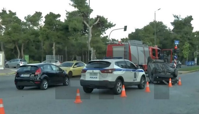 Τροχαίο στη Λ. Μαραθώνος – Αυτοκίνητο ξήλωσε πινακίδα και αναποδογύρισε