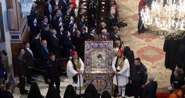 Μητρόπολη: Εκατοντάδες κόσμου στην υποδοχή της εικόνας “Άξιον Εστί”