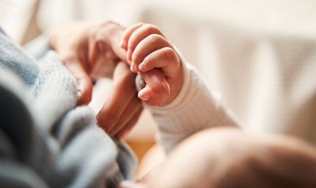 Άδεια μητρότητας: Πώς μεταβιβάζεται στον πατέρα – Αναλυτικά η διαδικασία