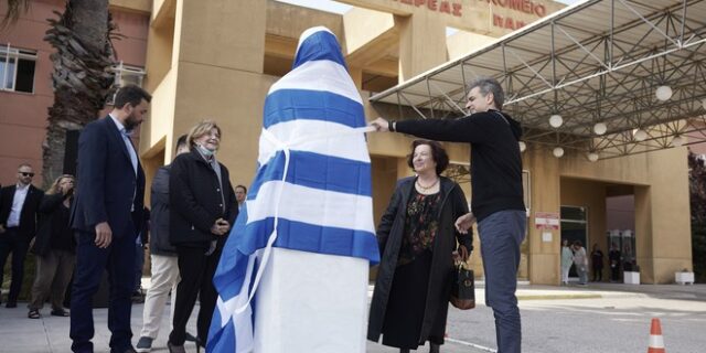 Ο Κυριάκος Μητσοτάκης στα αποκαλυπτήρια προτομής του γιατρού του Ανδρέα Παπανδρέου