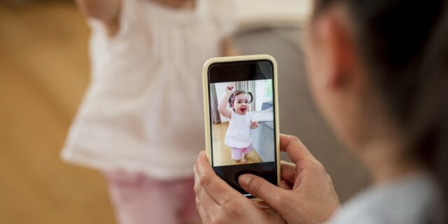 Από τις μανούλες του Facebook, στις #Momfluencers του TikTok